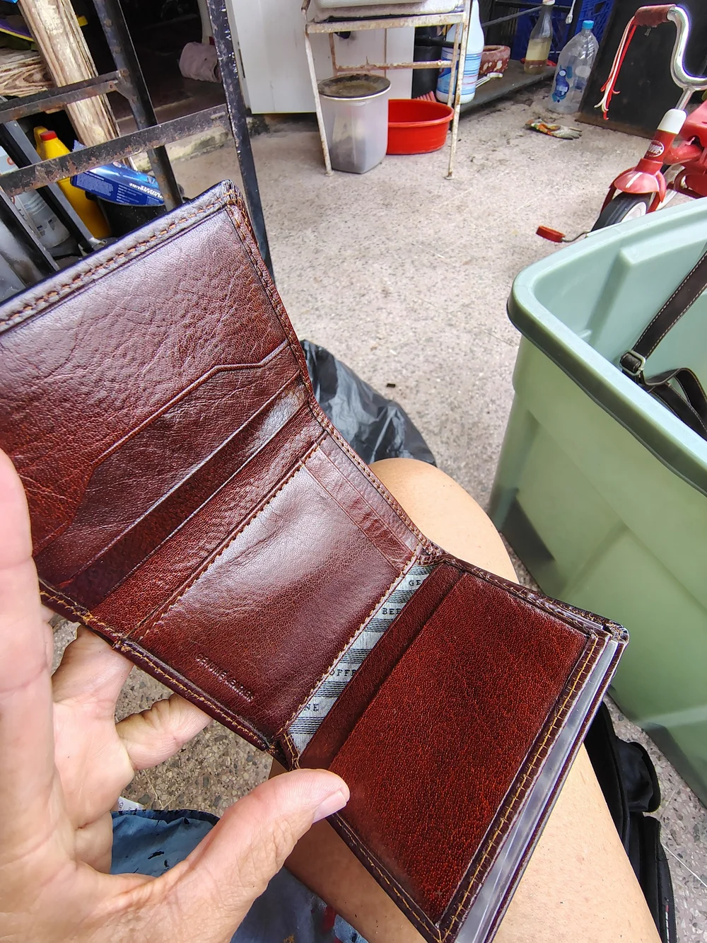 Geoffrey Beene Men's Leather Bifold Card Wallet - Brown